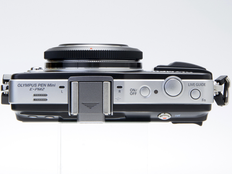 <b>まさしくボディキャップ。レンズバリアもあるのでこのまま胸元に忍ばせ、撮影するときだけサッとカメラを出しパチリ。まさしくキャンディッド・フォトスタイルだ。</b>