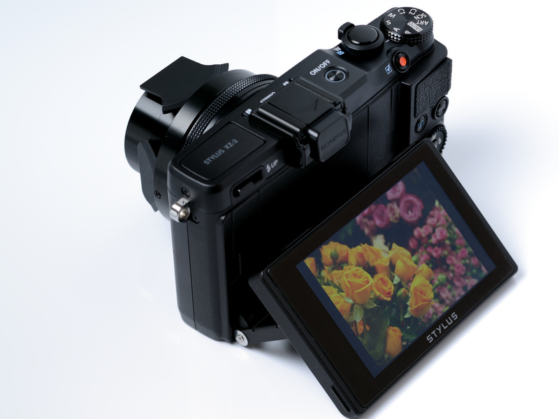 <b>扱いやすい上下可動式のバリアングル液晶モニターを搭載</b>