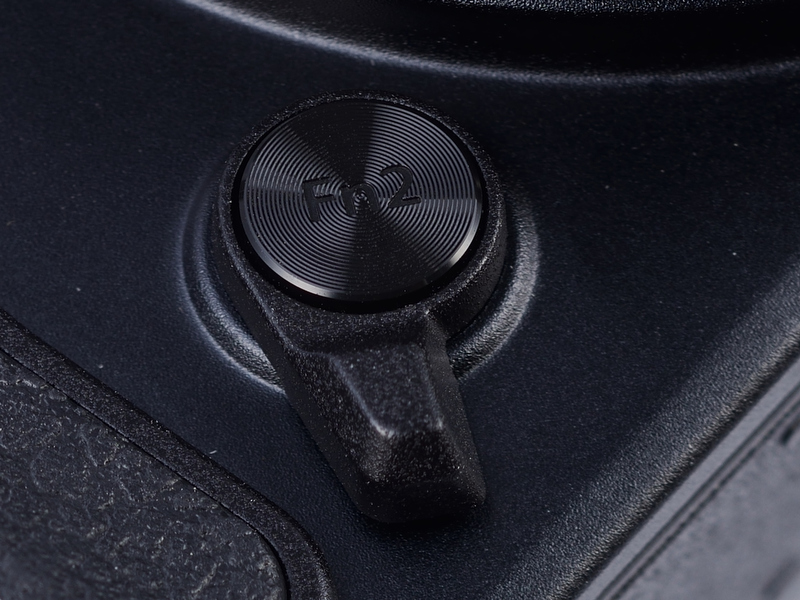 <b>レンズ鏡筒根元にある「ハイブリッドコントロールリング」。その脇のレバーにより、操作をクリックありとクリックなしに切替えられる。「ISO感度の切替はクリックあり」「MF操作はクリックなし」といった使い分けが可能だ</b>