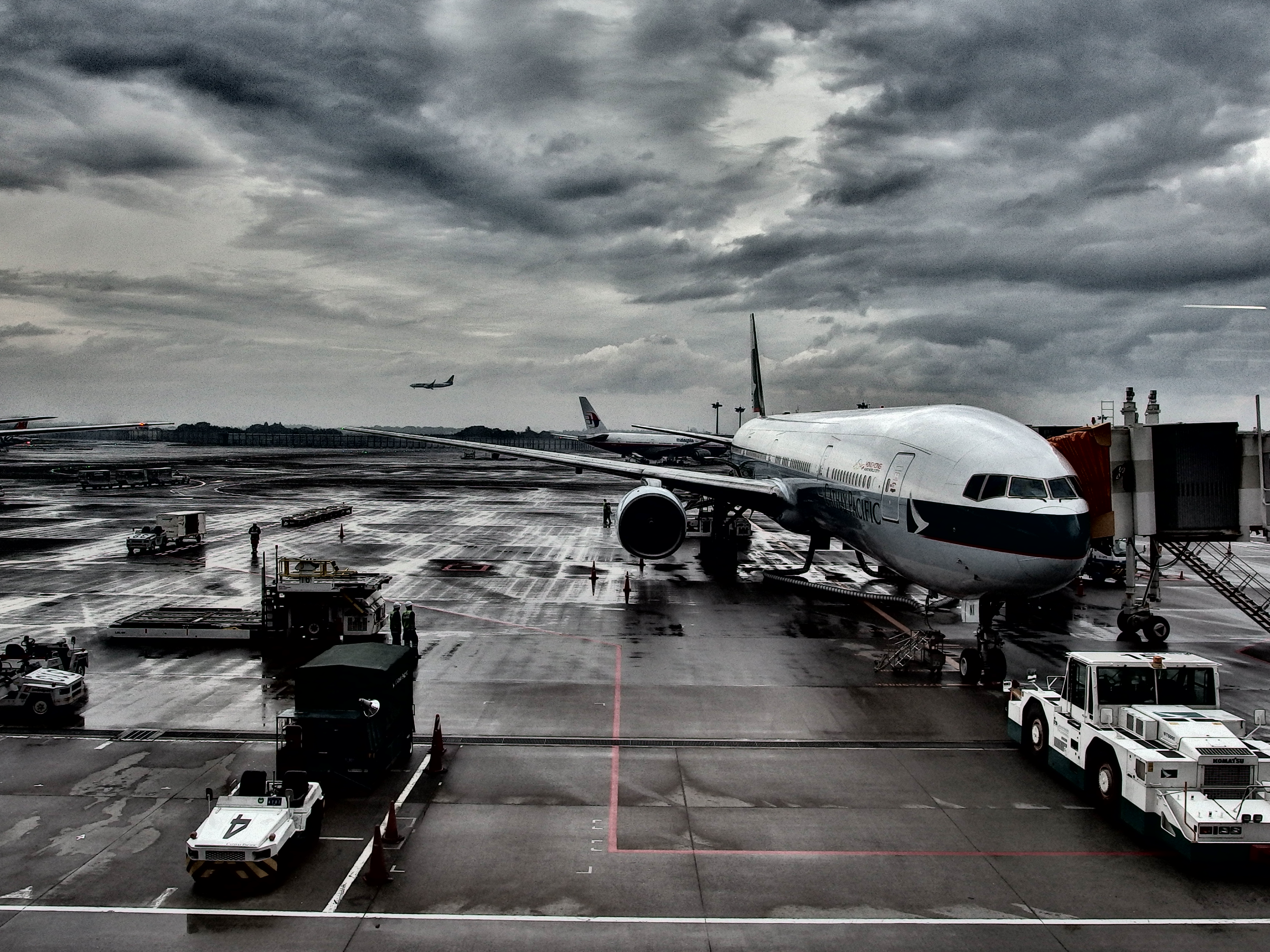 <b>キャセイパシフィックCX509で香港へ。天候は悪いがドラマチックトーンでダイナミックに仕上げた。悪天候が似合うフィルターだ。XZ-2 / 約7.0MB / 3,968×2,976 / 1/640秒 / F3.5 / -1.3EV / ISO100 / WB:オート / 6mm / アートフィルター:ドラマチックトーン</b>