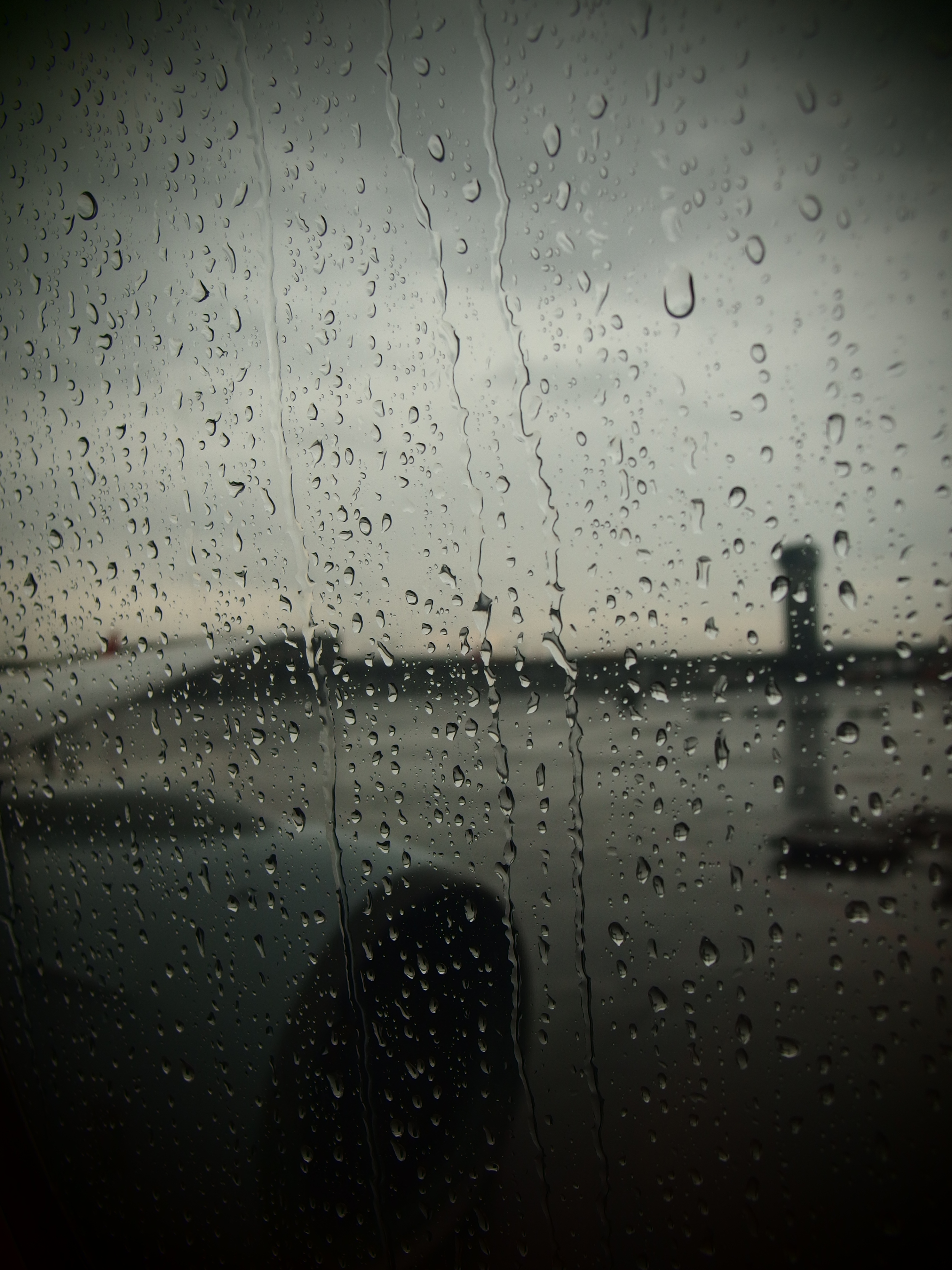 <b>搭乗して窓に付いている水滴を撮影。1cmマクロと明るいレンズのおかげで大きなボケを得られた。XZ-2 / 約5.1MB / 2,976×3,968 / 1/250秒 / F2.5 / -0.3EV / ISO100 / WB:オート / 6mm / アートフィルター:トイフォト</b>