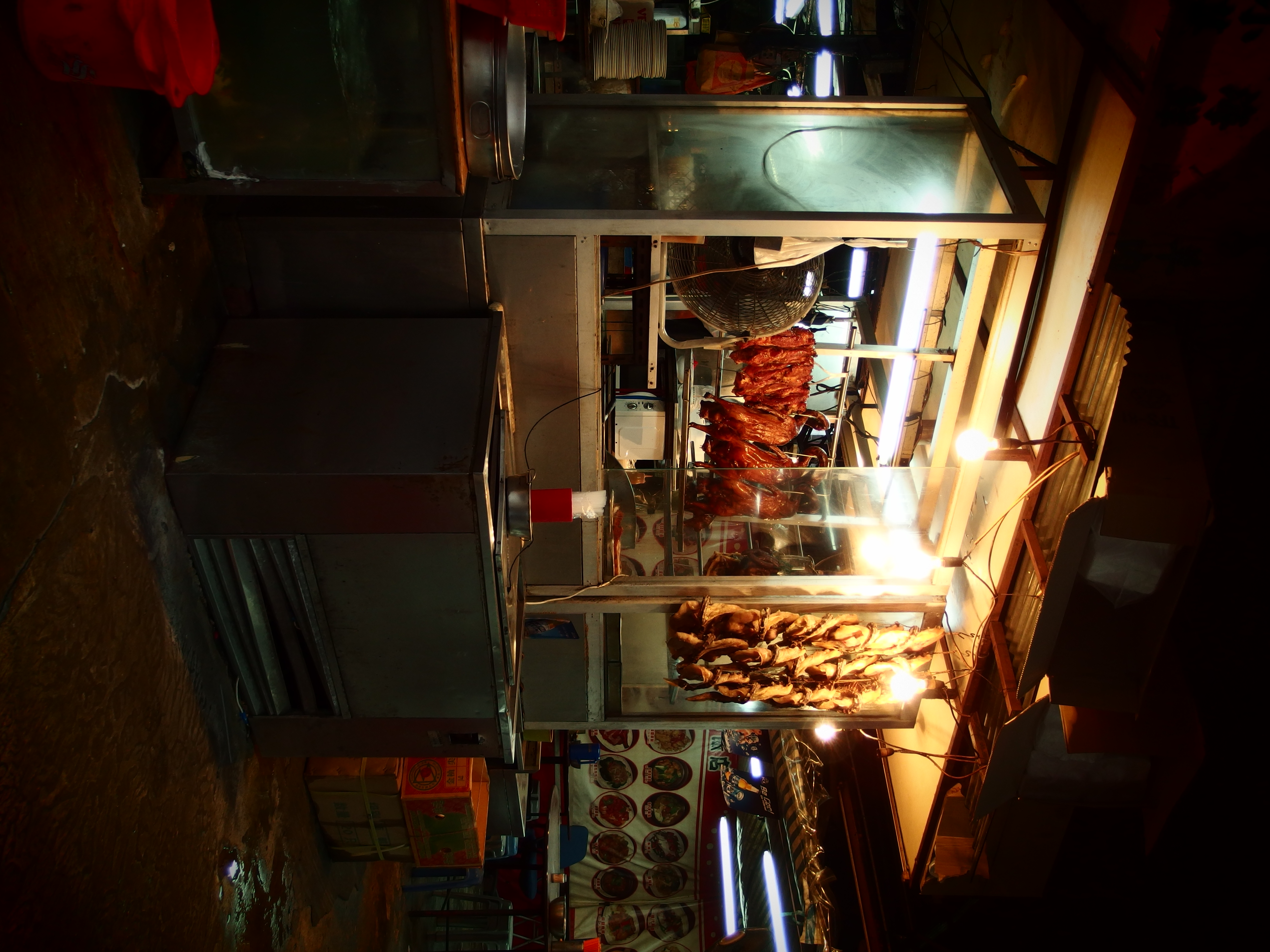 <b>屋台を撮影。コントラストが高く、香港の屋台らしさを表現できた。XZ-2 / 約4.8MB / 2,976×3,968 / 1/100秒 / F1.9 / +0.3EV / ISO160 / WB:晴天 / 7.1mm / アートフィルター:トイフォト</b>