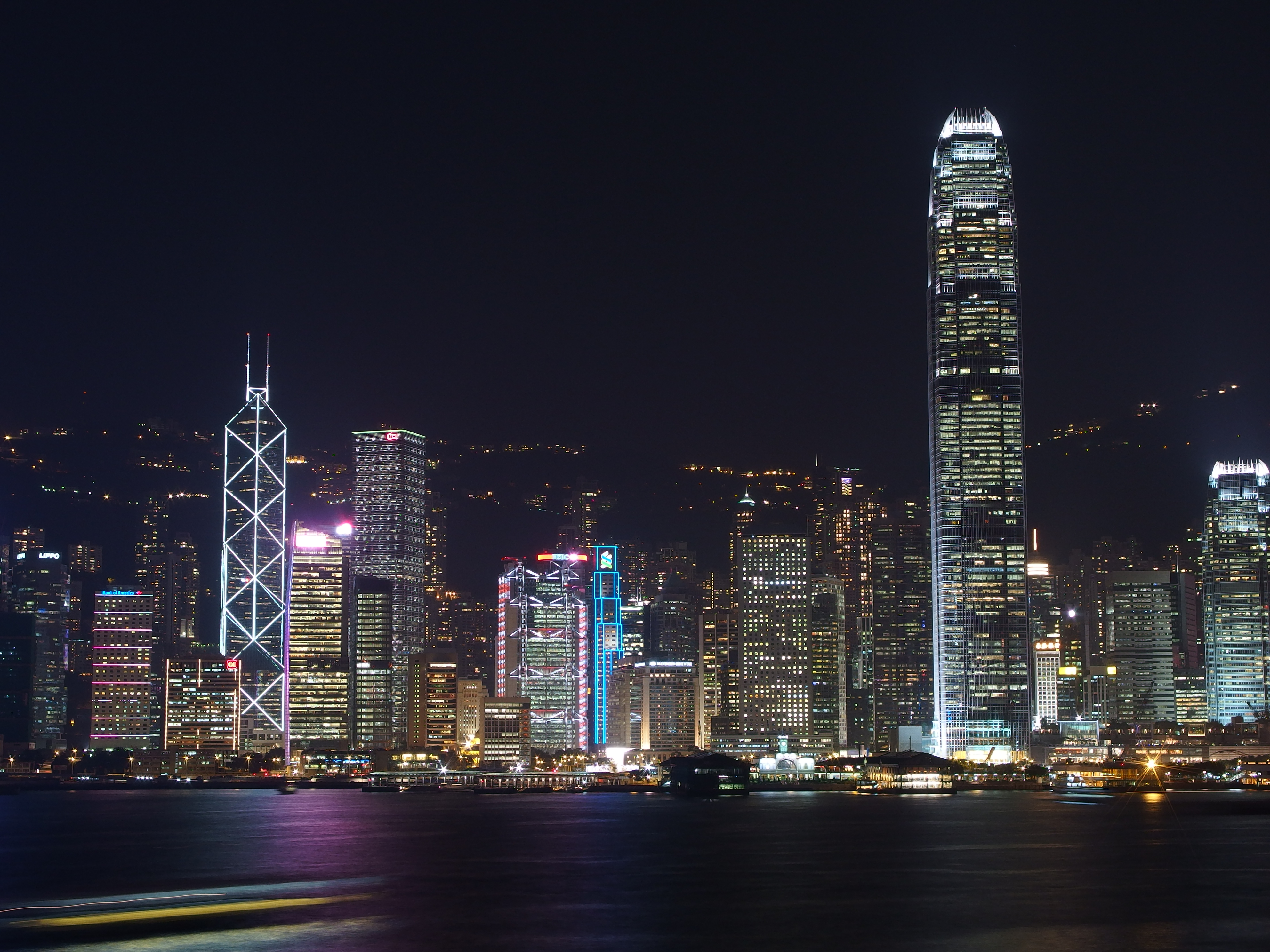 <b>九龍サイドから見た夜の香港島。圧倒的な解像感に驚かされる。XZ-2 / 約5.9MB / 3,968×2,976 / 15秒 / F4.5 / 0EV / ISO100 / WB:オート / 12.3mm</b>