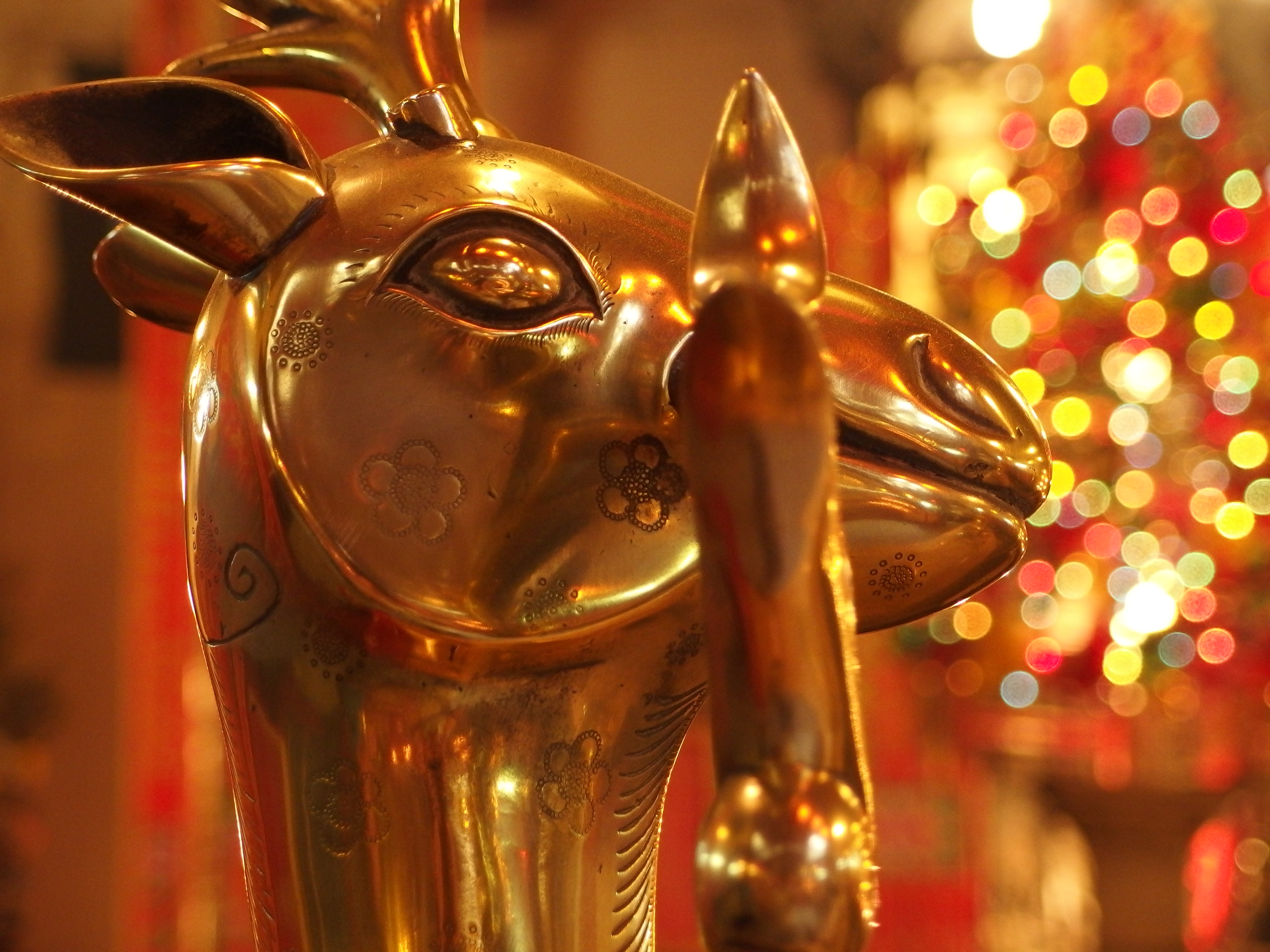 <b>お寺の中にあった何かの像。100mm付近で撮影することで綺麗な丸ボケを得られた。XZ-2 / 約7.1MB / 3,968×2,976 / 1/50秒 / F2.4 / 0EV / ISO800 / WB:晴天 / 20.7mm</b>