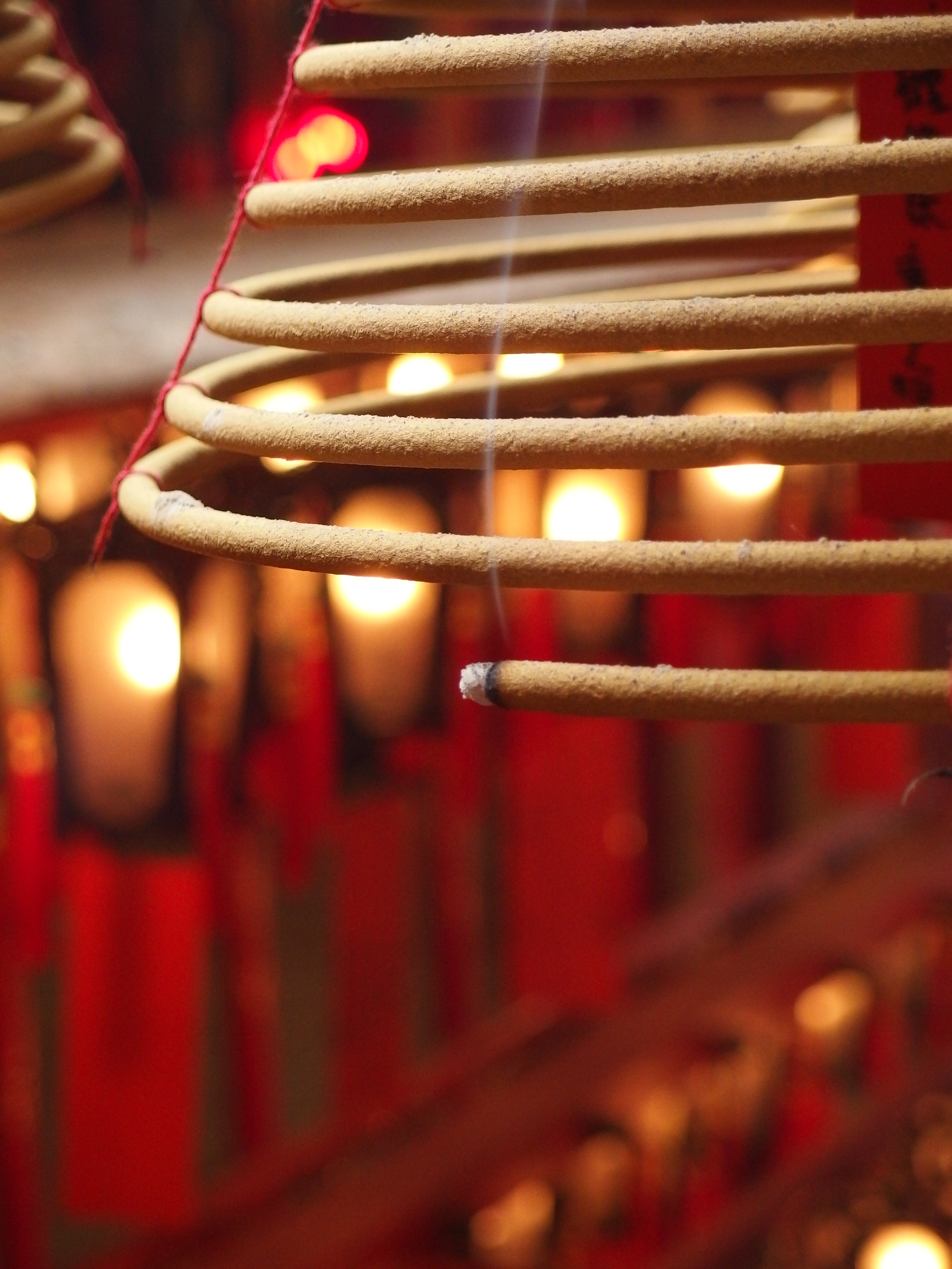 <b>線香を撮影した。ボケは大きく綺麗なのがわかるだろう。XZ-2 / 約6.4MB / 2,976×3,968 / 1/125秒 / F2.4 / +0.3EV / ISO800 / WB:晴天 / 20.7mm</b>