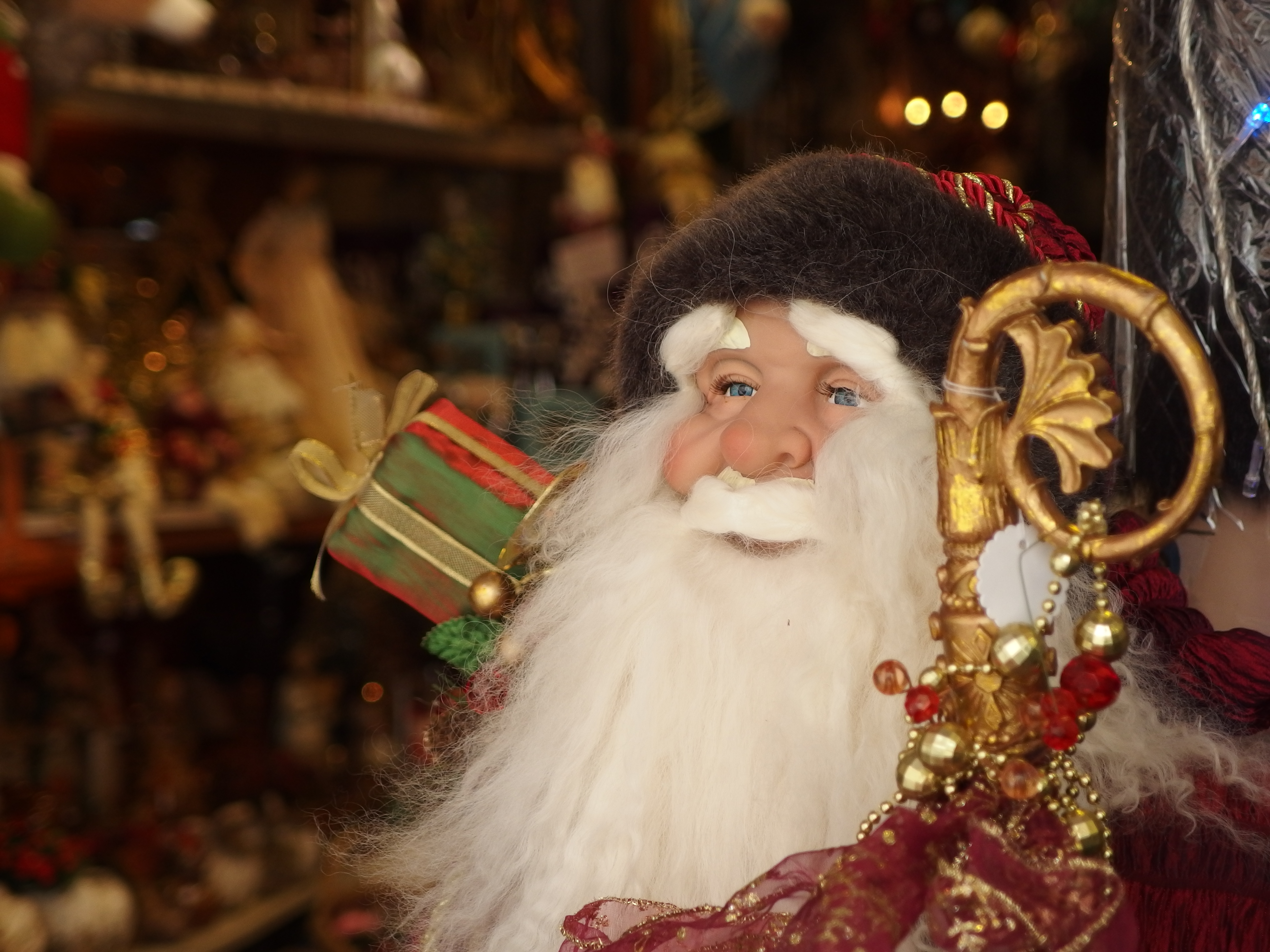 <b>お店に置いてあったサンタクロースの人形を撮影。望遠端のボケも柔らかく綺麗だ。XZ-2 / 約5.4MB / 3,968×2,976 / 1/100秒 / F2.5 / +0.3EV / ISO200 / WB:晴天 / 24mm</b>