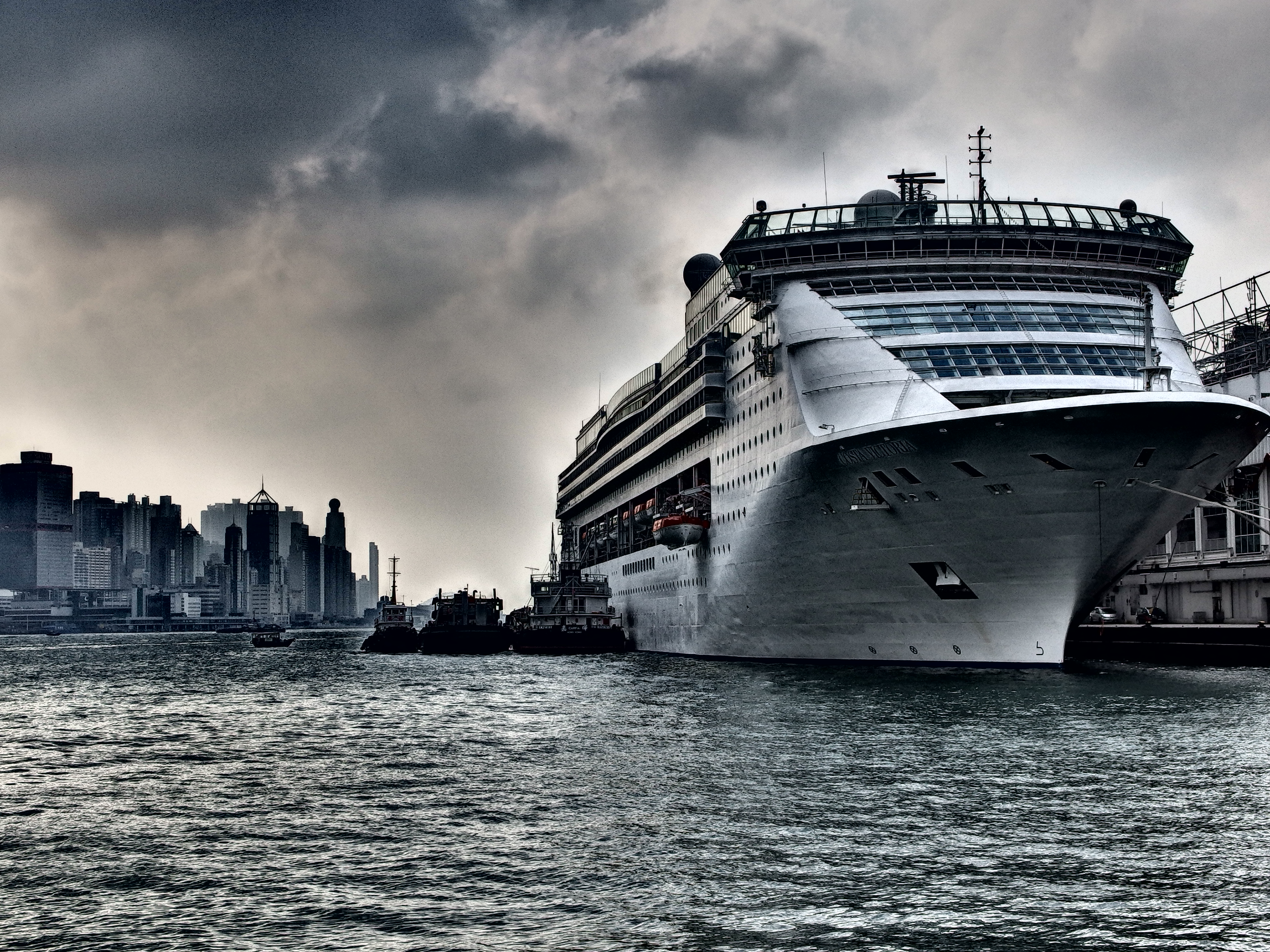 <b>曇りの港をドラマチックトーンで。おかげで、ダイナミックな印章に仕上げることができた。XZ-2 / 約7.3MB / 3,968×2,976 / 1/800秒 / F5.6 / 0EV / ISO100 / WB:オート / 12mm</b>