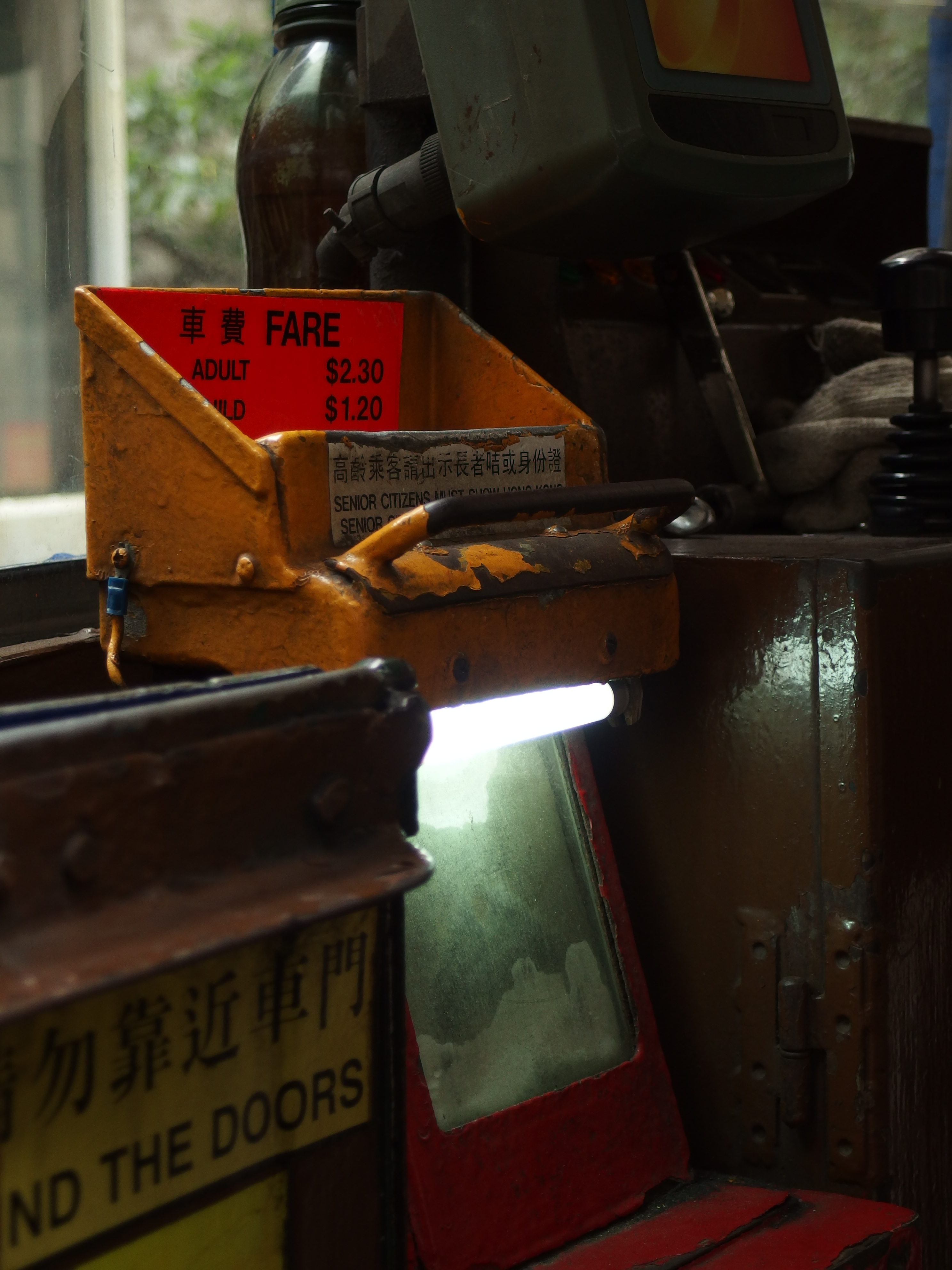 <b>味のあるトラムの料金入れを撮影した。蛍光灯の雰囲気がレトロだ。XZ-2 / 約4.7MB / 2,976×3,968 / 1/160秒 / F2.3 / -0.7EV / ISO160 / WB:曇り / 15.4mm</b>