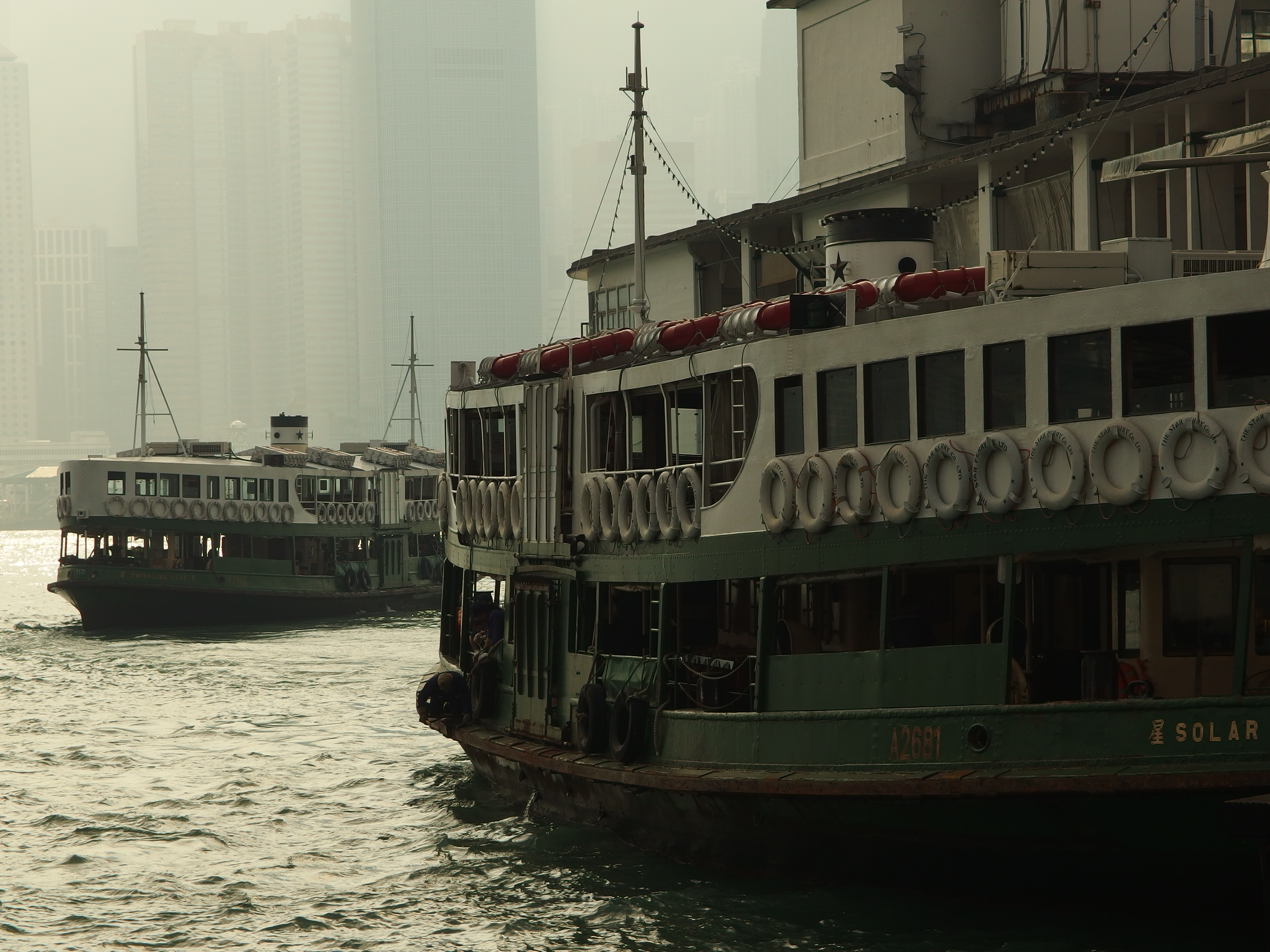 <b>フェリー乗り場を撮影。天気は悪いが明暗がしっかりしており雰囲気がある。XZ-2 / 約5.9MB / 3,968×2,976 / 1/1,250秒 / F5 / -0.7EV / ISO100 / WB:日陰 / 24mm</b>