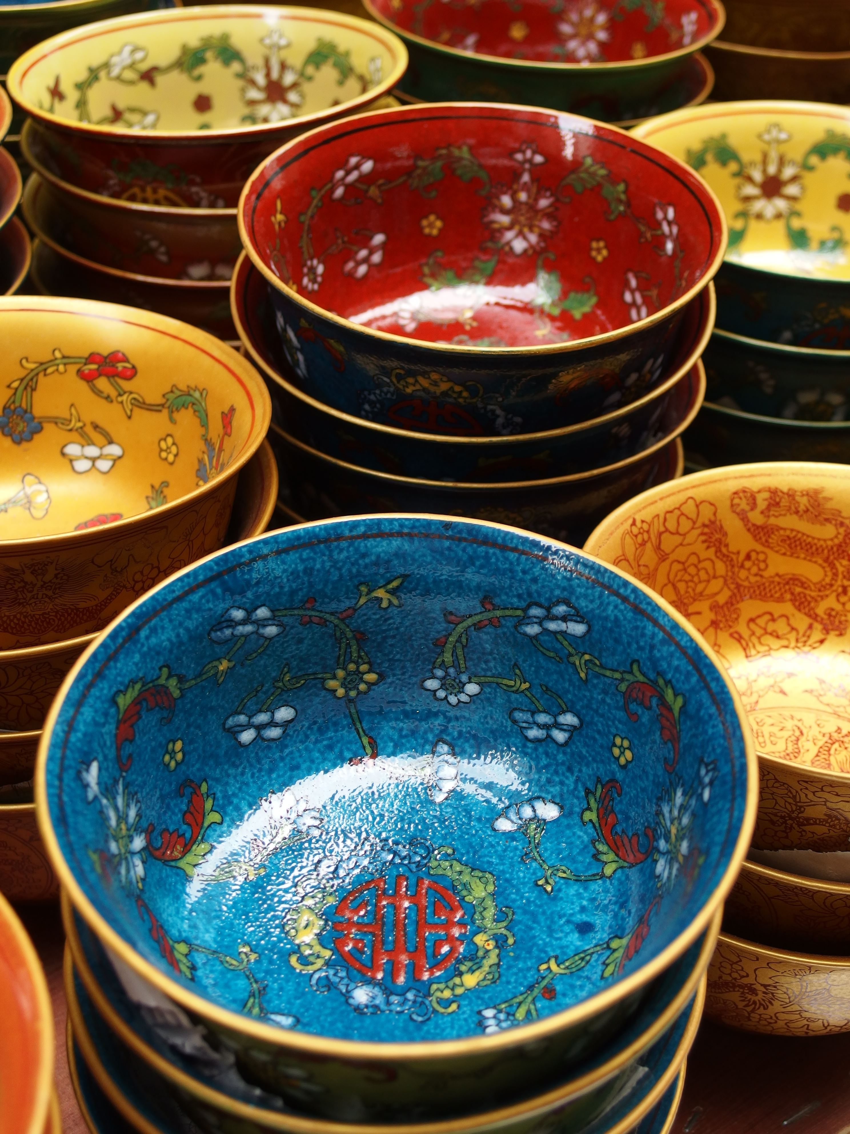 <b>骨董街で見つけた綺麗なお茶碗を撮影。細かいディテールまでしっかり描写している。XZ-2 / 約6.6MB / 2,976×3,968 / 1/160秒 / F2.5 / 0EV / ISO100 / WB:曇り / 10.7mm</b>