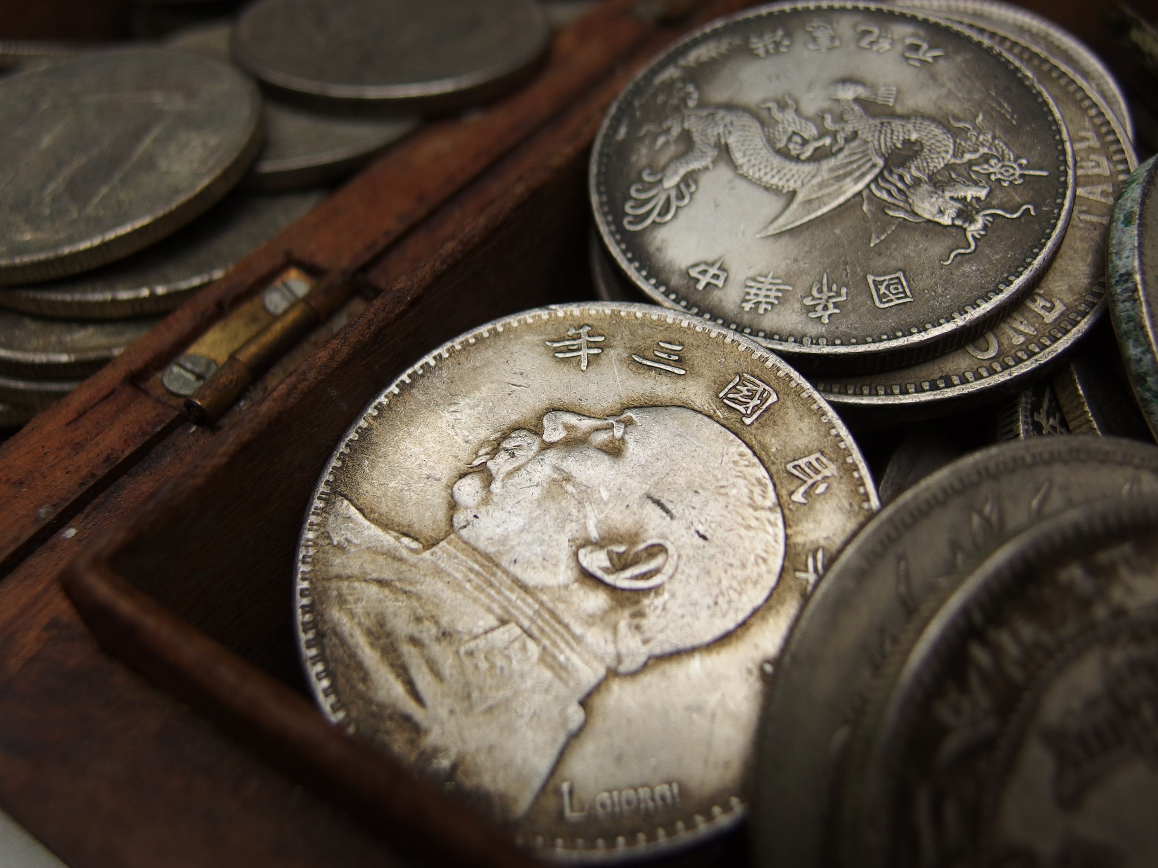 <b>骨董街の屋台で売っているコイン。周辺は少し流れているが、ピント位置は非常にシャープ。XZ-2 / 約5.0MB / 3,968×2,976 / 1/2,000秒 / F2 / 0EV / ISO100 / WB:曇り / 6mm</b>