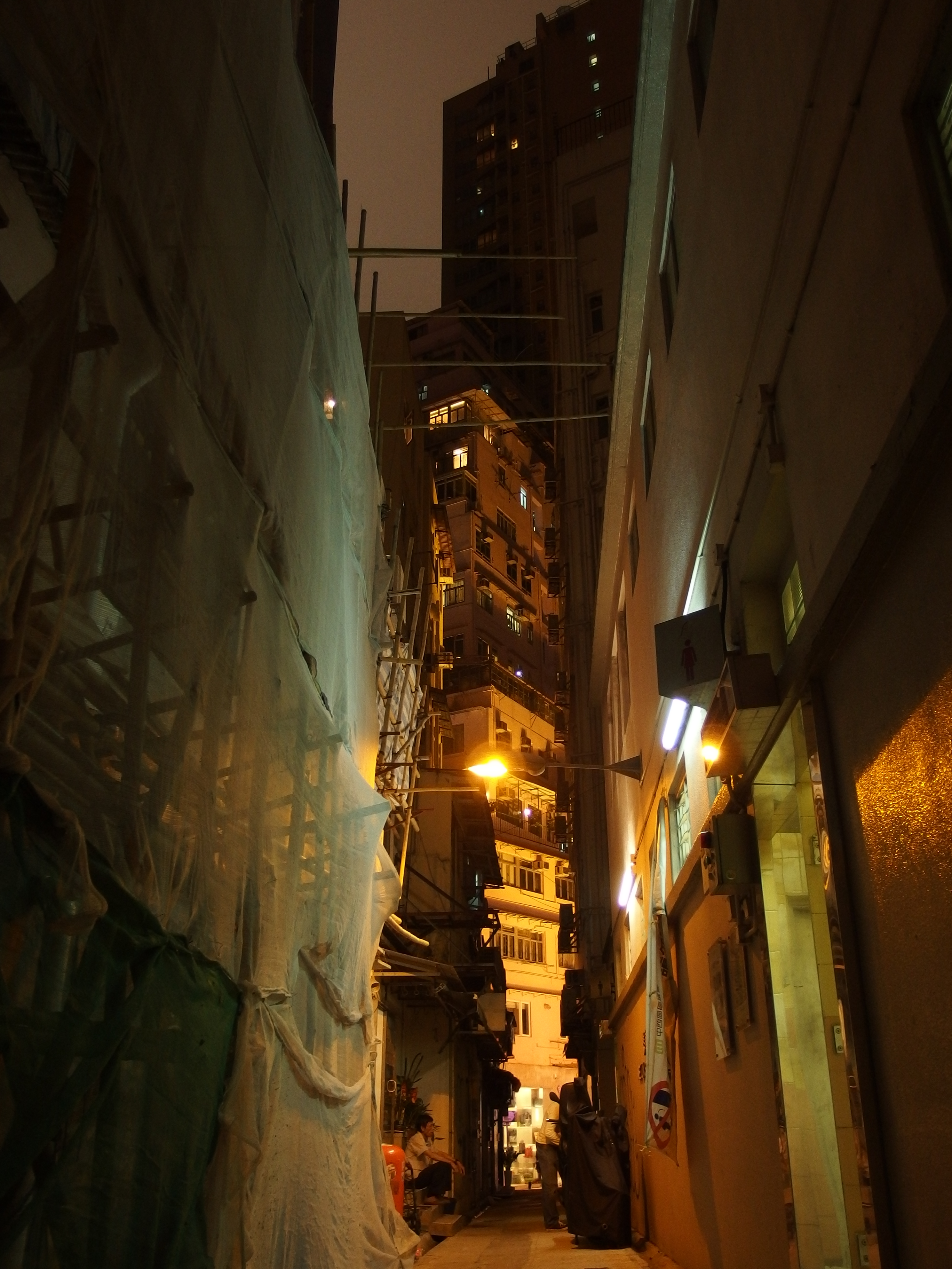 <b>路地から見える古いビルを撮影。手持ちだがディテールまでしっかり撮影できた。XZ-2 / 約5.0MB / 2,976×3,968 / 1/30秒 / F1.9 / -0.7EV / ISO400 / WB:晴天 / 6.4mm</b>