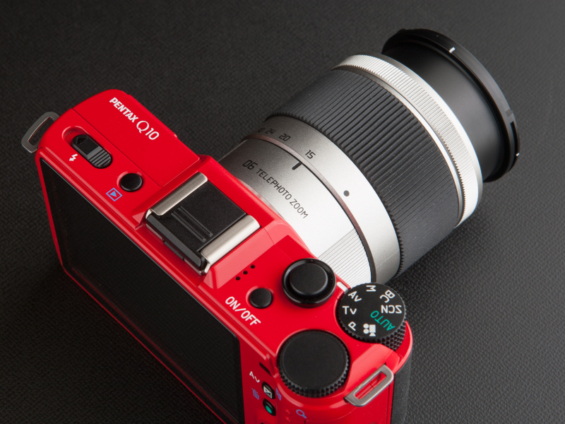 <b>沈胴構造を採用しているため、撮影時は前玉が鏡胴からせり出す</b>