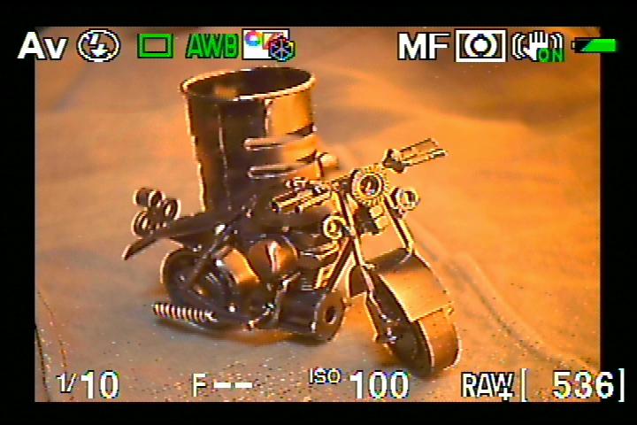 <b>フォーカスアシストをONにしたところ。合焦部分のエッジが強調され、ピントの山がつかみやすい</b>