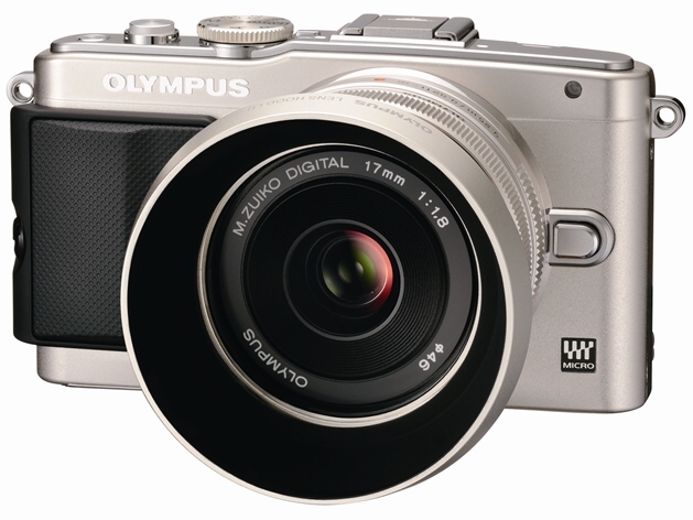 <b>LH-48Bの装着例（左）とOLYMPUS PEN Lite E-PL5に装着したところ（右）</b>