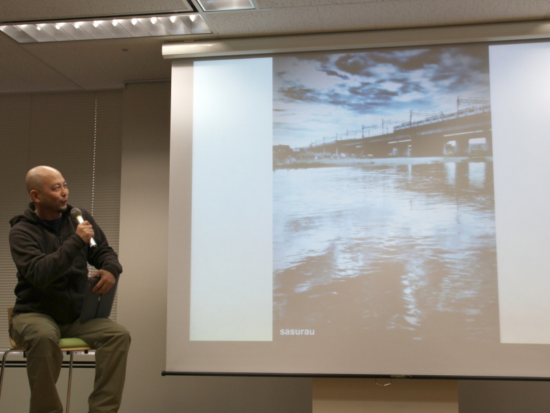 <b>iPhone 4Sで撮影したという多摩川の写真。「天気の変わり目はいい写真を撮れる。雲が川面に写って味わい深くなっている」と紹介</b>