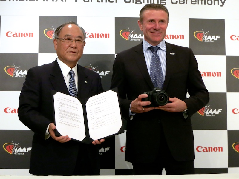 <b>キヤノン株式会社会長兼CEOの御手洗冨士夫氏（左）、IAAF副会長のセルゲイ・ブブカ氏（右）</b>
