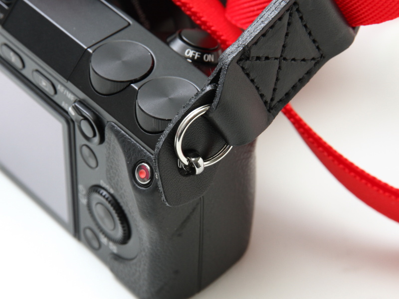 <b>取り付け部分。カメラボディの傷つきを防ぐ“あて革”も装備</b>