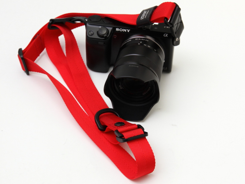 <b>ソニーNEX-7に取り付けたところ（レッド）</b>