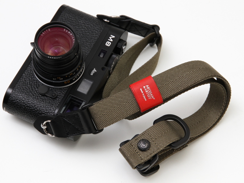 <b>ライカM8.2に取り付けたところ（カーキ）</b>