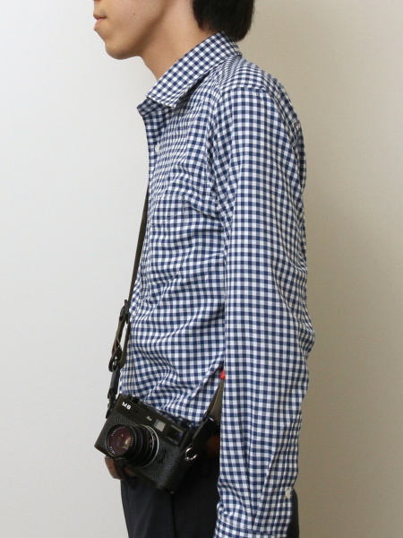 <b>斜め掛けでの撮影時には、ストラップ自体がある程度の長さになる（右）</b>