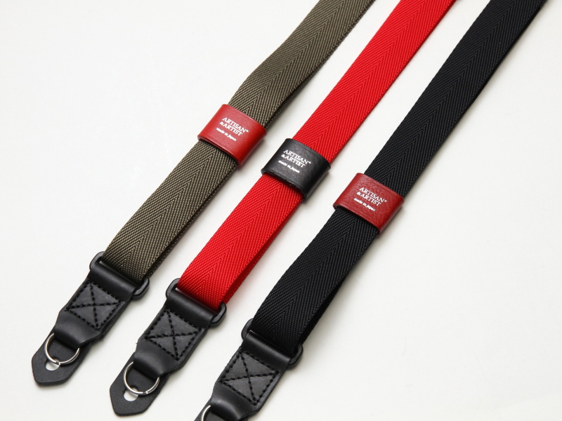 <b>ストラップはナイロン素材。取り付け部分にはレザー素材を採用</b>