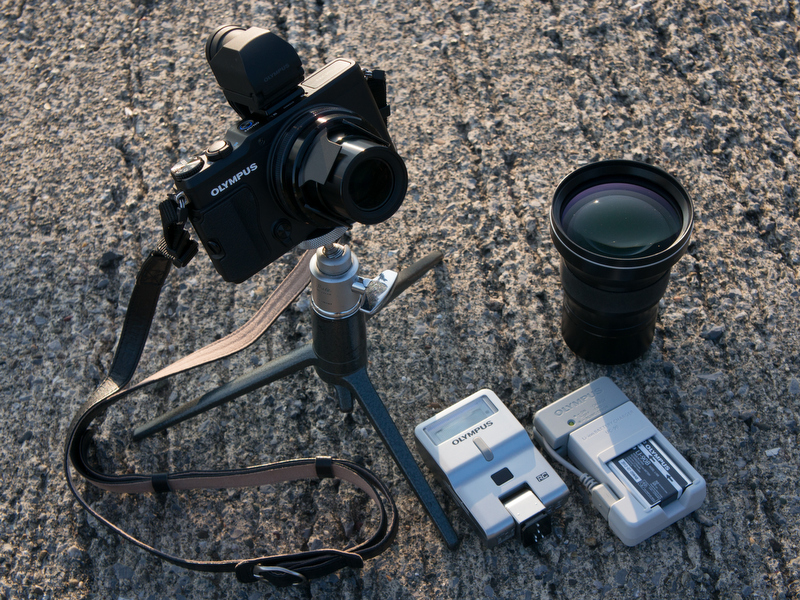 <b>今回の撮影旅行に携行したアイテム一式。これなら小さなカメラバッグにすべて収まる</b>