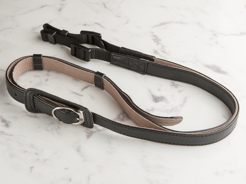 <b>約125〜150cmの間で長さ調節が可能。首掛けと斜め掛け、双方に対応できる</b>