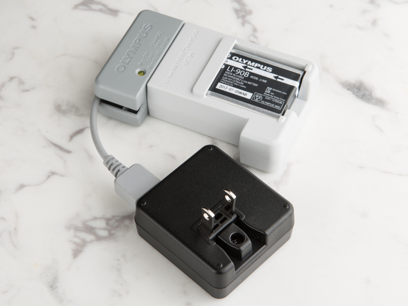 <b>標準付属のアダプターをUC-90につなぐと、コンセント経由の充電が可能だ</b>