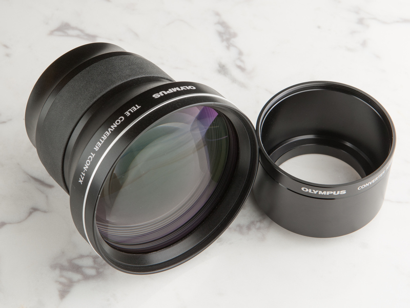 <b>テレコンバージョンレンズ「TCON-17X」（1万5,750円）は、コンバージョンレンズアダプタ「CLA-12」（3,150円）を介してXZ-2に取り付ける</b>