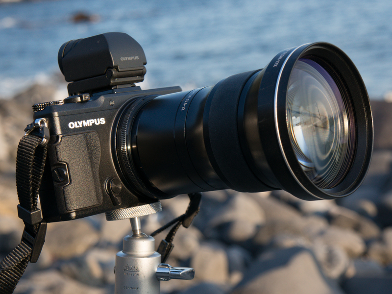 <b>取り付けはスクリュー式だ。取り付けたらカメラ側で「コンバージョンレンズ設定」をONにする</b>