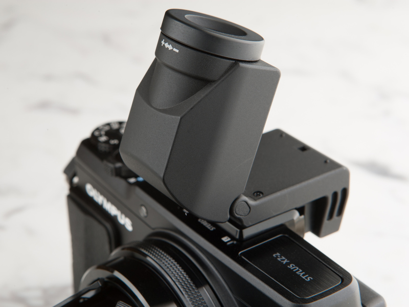 <b>VF-2はチルトに対応する。接眼部をまわすと視度調節が可能だ</b>