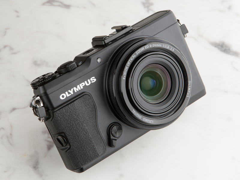 <b>グリップは樹脂製ベースにラバーが貼ってあり、しっかりとボディをホールドできる</b>