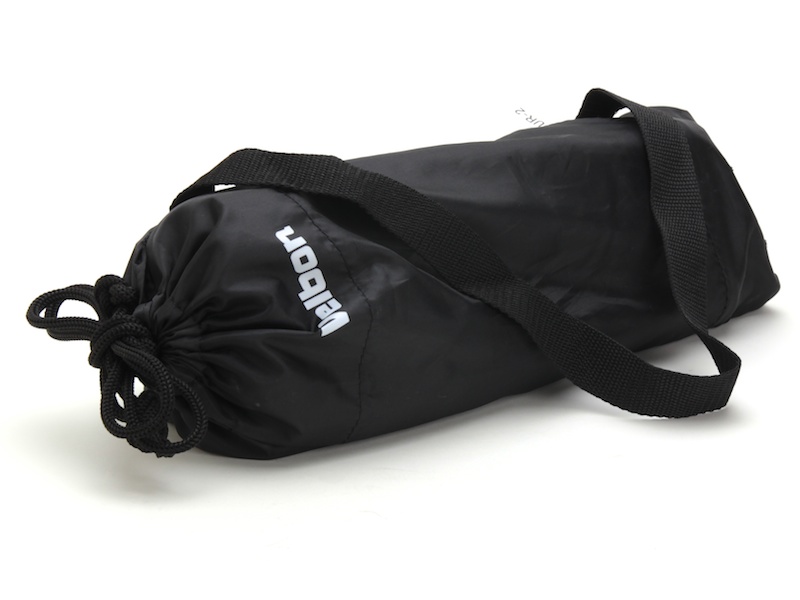 付属のケースに入れたところ。雲台を外して携行すれば、さらに軽くなる