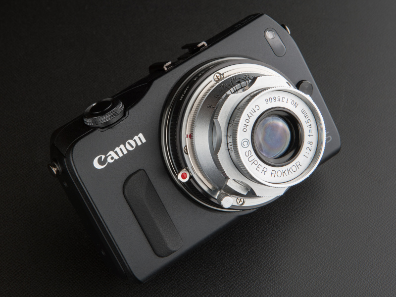 <b>レンズにLMリングを付け、レイクォールのライカMマウントアダプターに装着している</b>