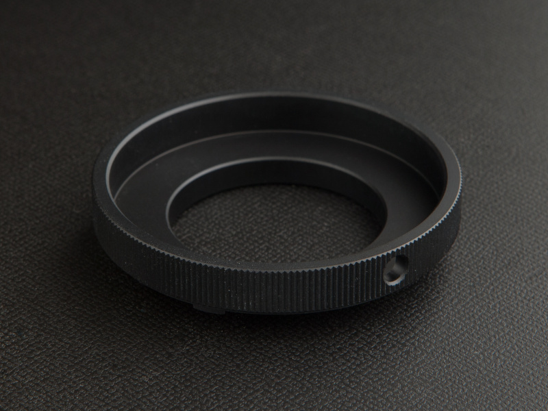 <b>三晃精機のLMリング用着脱ホルダーは6,000円。4mm径のストラップ用の穴がある</b>