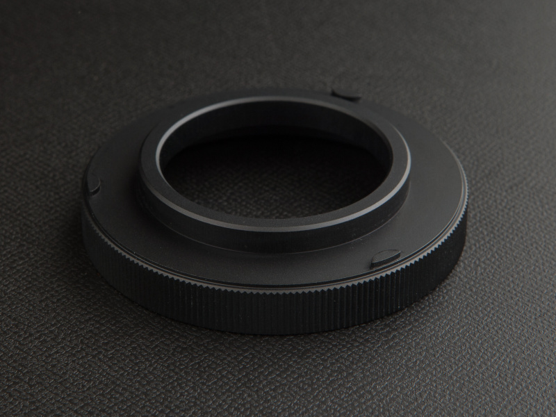 <b>底面に凸部が3つあり、これがLMリングの切り欠きにはまる仕組みだ</b>