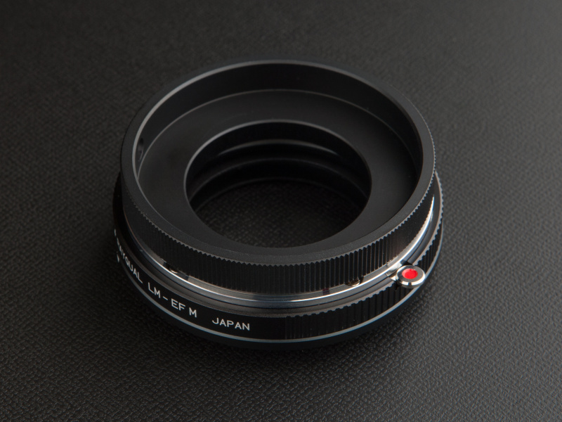 <b>ホルダーをLMリングにのせ、アダプターの着脱ボタンを押しながら回転する</b>