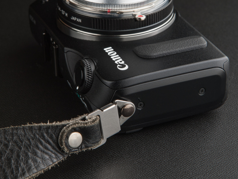 <b>無加工のままハッセル用ストラップが装着可能。ちゃんと固定できているので実用上の問題はなかった</b>