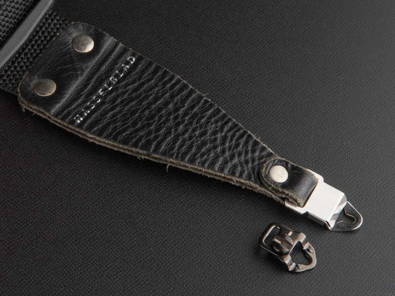 <b>EOS Mとハッセルのストラップパーツを並べてみた。形状はずいぶんと異なっている</b>