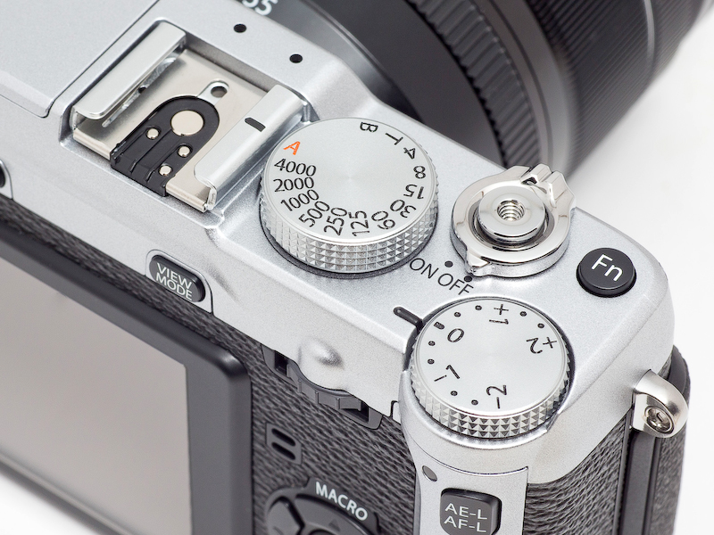 <b>カメラ上面のダイヤル類。フイルム巻き上げレバーこそないが、その趣は銀塩カメラを意識したもの。</b>