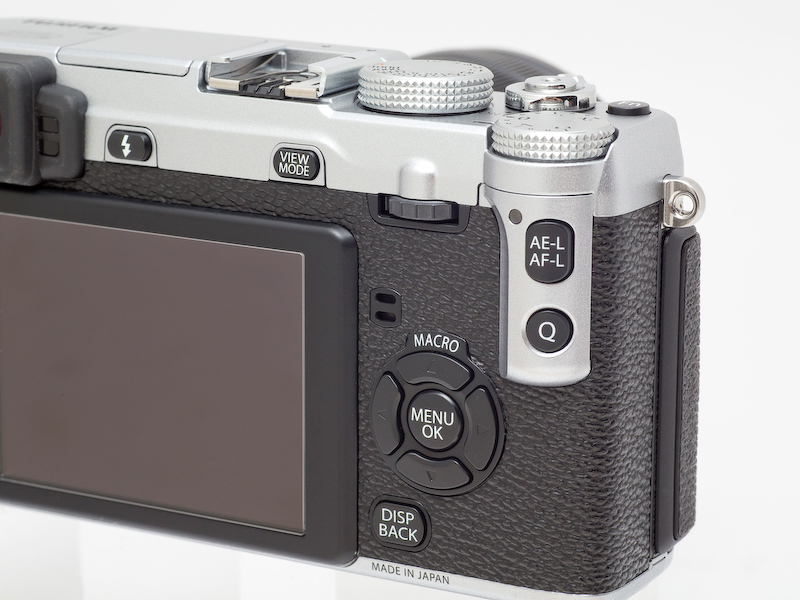 <b>背面のボタン類はカメラを構えたままでも親指で操作できる配置。ただし右肩部の露出補正ダイヤルに関してはファインダーを覗きながらでは回転させにくい。</b>