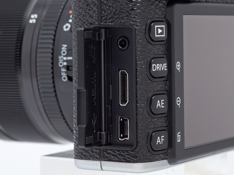 <b>AFポイントの切り替えは、左手をレンズから持ち替えAFボタン（背面左下）を押したうえで右手側の上下左右ボタンで移動させる必要があり、ファインダーを覗きながらの操作は非常に難しい。</b>