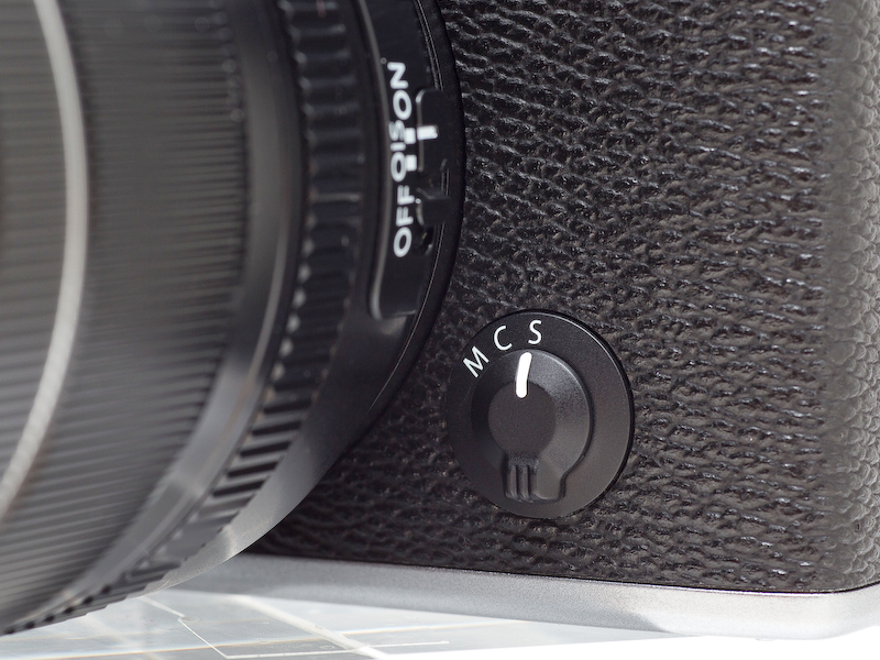 <b>カメラ前面レンズマウント横にフォーカスモード切り替えレバーがある。慣れればファインダーを覗きながらでも切り替えが可能。ただし持ち歩く際に誤って切り変わってしまうことも多いので注意が必要だ。</b>