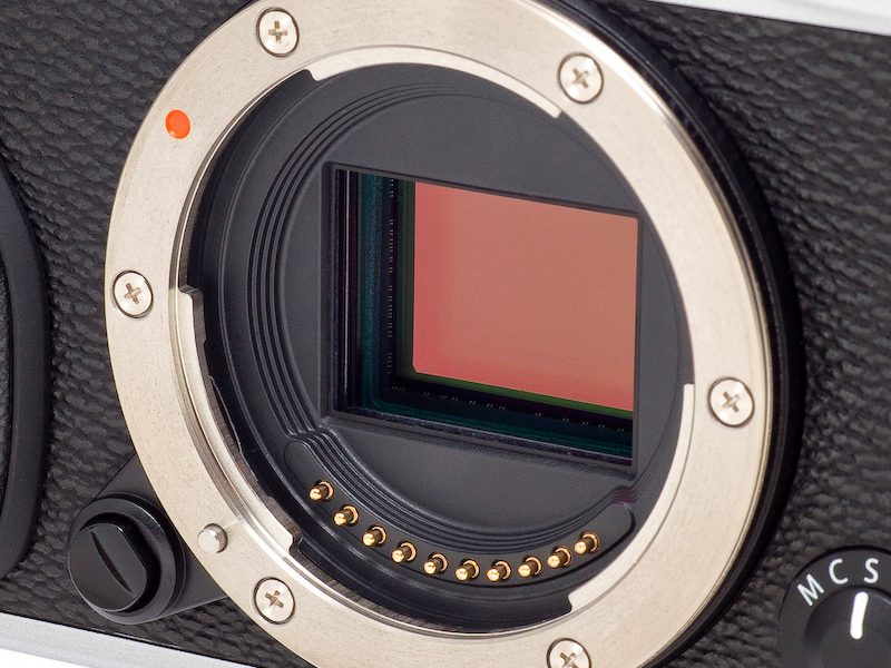 <b>X-E1のイメージセンサーは、X-Pro1と同等の1,630万画素X-Trans CMOSセンサー。また画像エンジンも「EXRプロセッサーPro」を採用しており、撮影画像のクオリティはX-Pro1と同等のものとなる。</b>