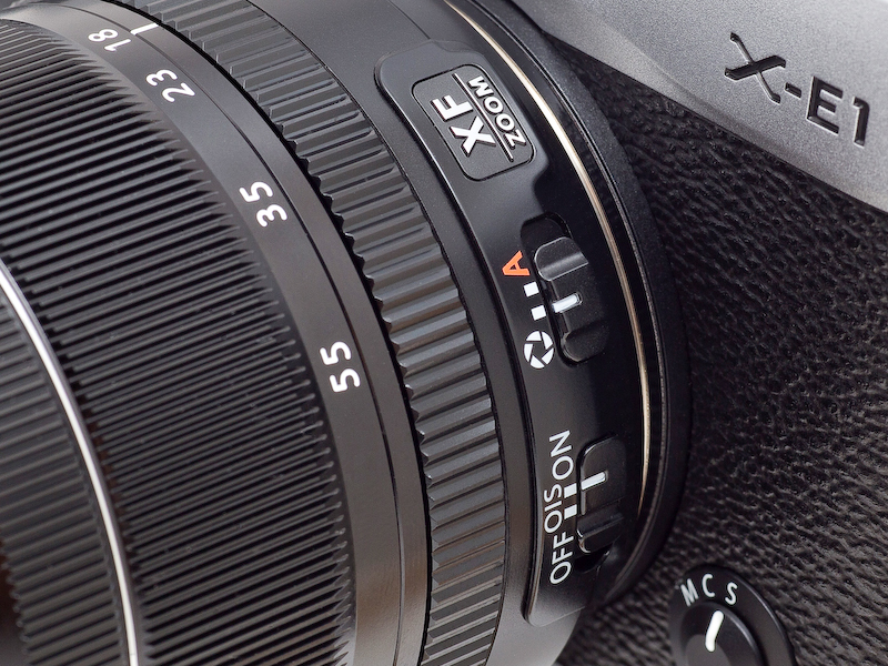 <b>レンズ付け根のスイッチは、プログラムおよびシャッター優先での撮影時は「オート」、絞り優先とマニュアル時は「手動」に切り替えることで鏡胴の絞りリングで絞り値セットできるようになる。絞り値は1/3段ごとの設定が可能。</b>