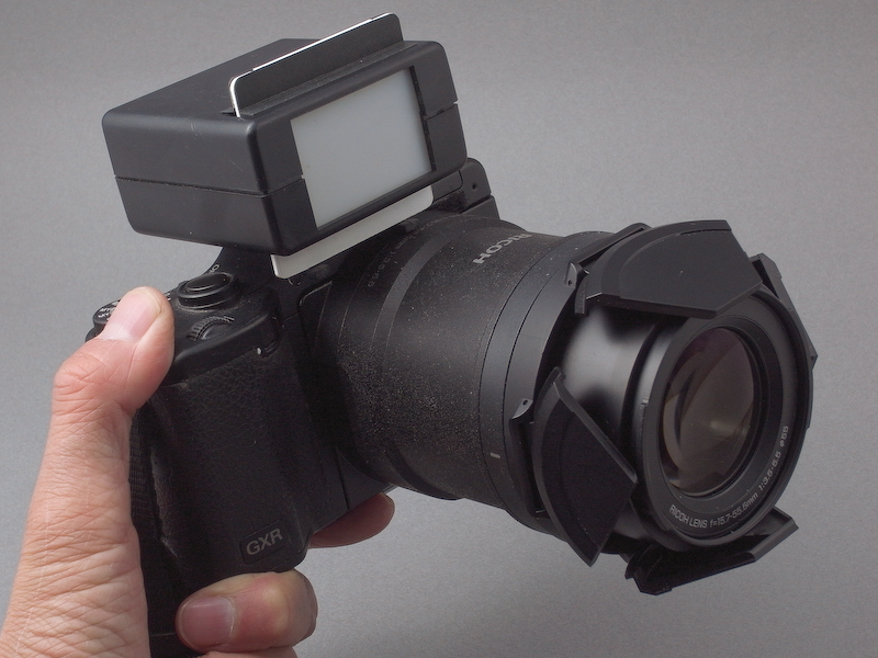 <b>自作「コンツールファインダー」を装着し、さらに異形の姿に変身したリコーGXR A16ユニット。コンツールファインダーは光学ファインダーの一種で、両目を開けて見ると正確なフレーミングが可能になる。今回はこのアクセサリーを、35mmスライドビューワーを改造して製作してみた</b>