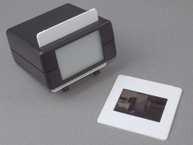 <b>素材となったハクバ製35mmスライドビューワー。本体もレンズもプラスティックで、確か1,000円でお釣りが来る値段で売られていた。今回、工作のために購入しようとしたのだが、すでに在庫無し。自分のストックを使用することにした</b>