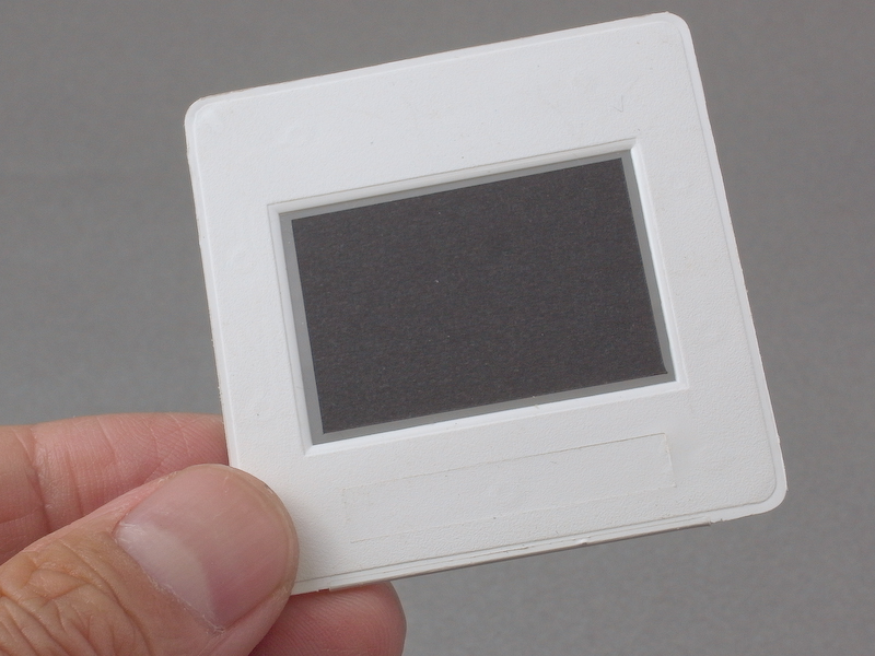 <b>でき上がったフレームスクリーン。35mmフィルム画面を黒ケントで覆い、周辺部だけを通過させる構造になっている</b>