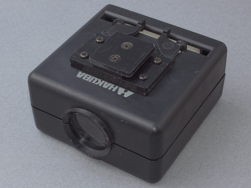 <b>すべてのパーツを本体裏側にネジ止めすると、コンツールファインダーの本体が完成する</b>